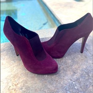 BCBGen Bold pointed heel ankle boot
	•	Faux suede
	•	Burgundy 
	•	5in heel